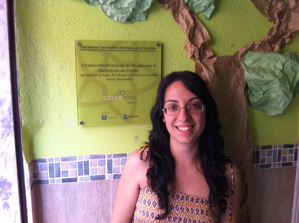 una promotora de Laboranova NYE-G posa en su negocio