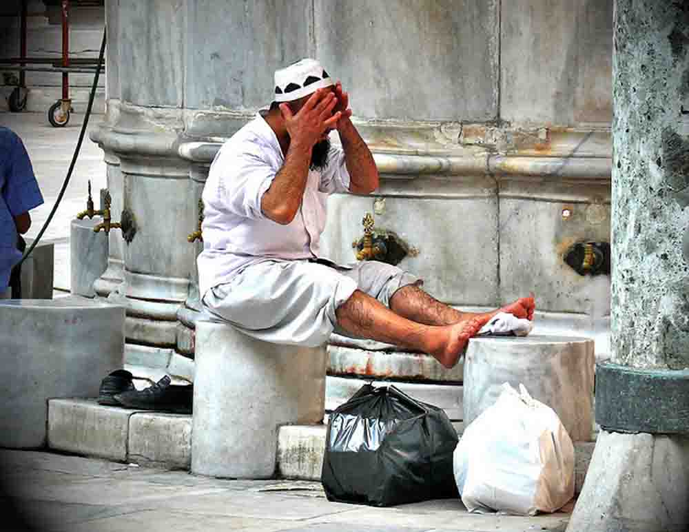 Preparativos antes del rezo - Estambul (Turqu�a) a�o 2007 - Foto: Jordi Flores Casasempere