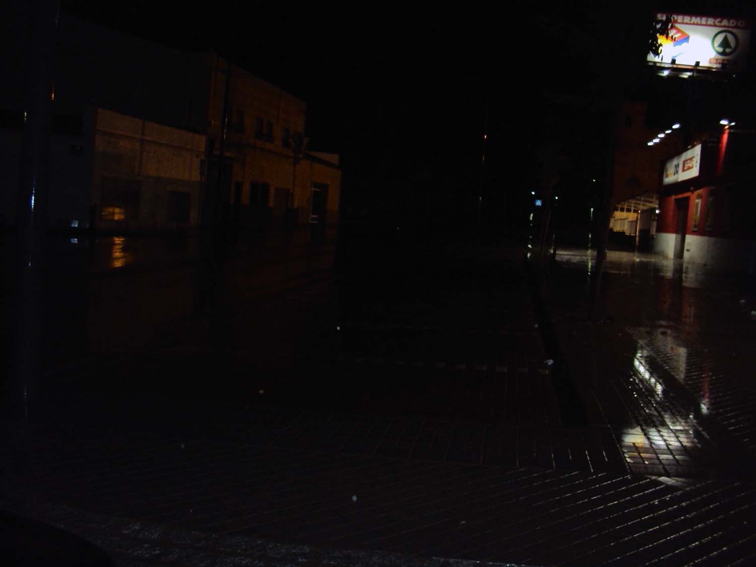 Cuando cierra el supermercado Spar, la oscuridad es total