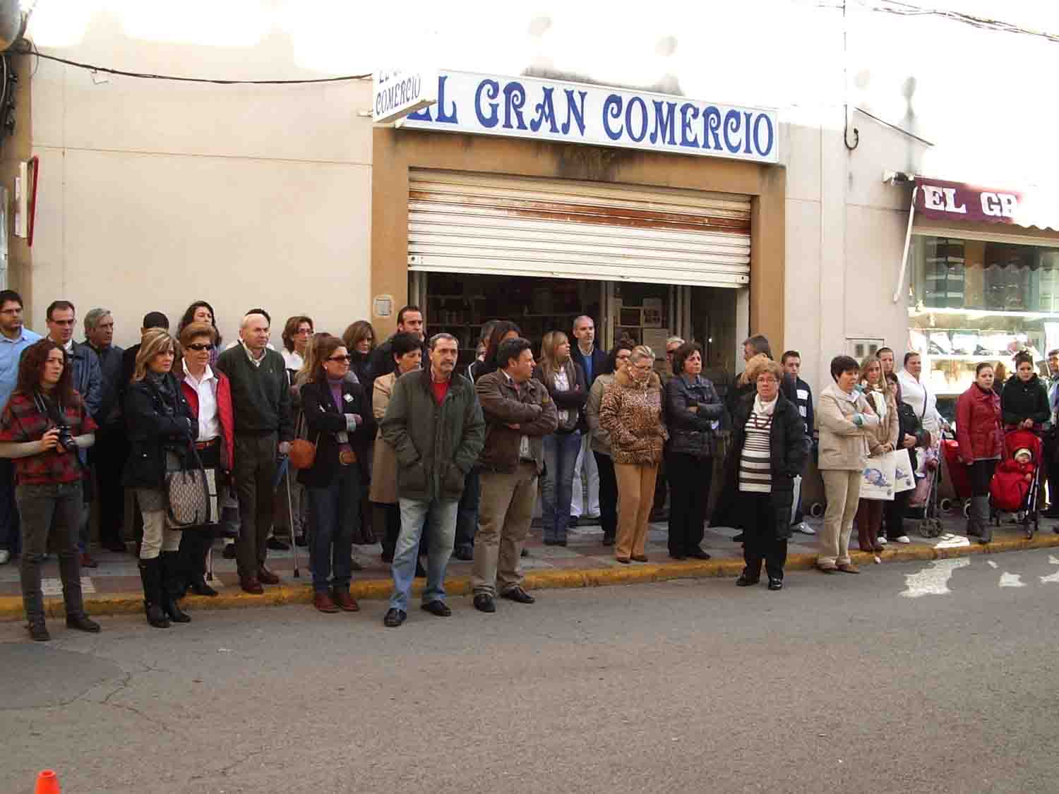 Un nutrido grupo de ciudadanos se acercaron a la calle Constituci�n