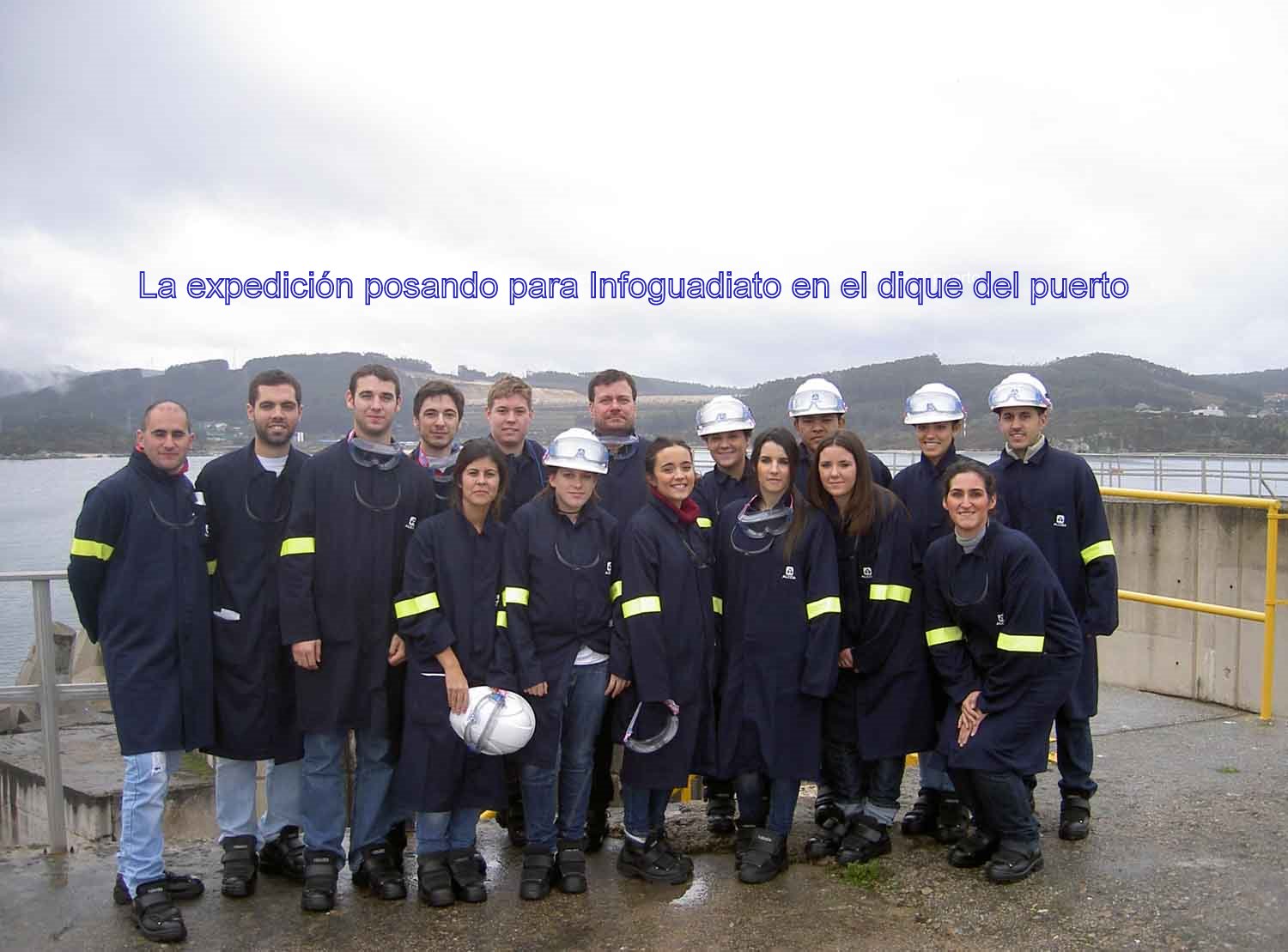 La expedición en el dique del puerto