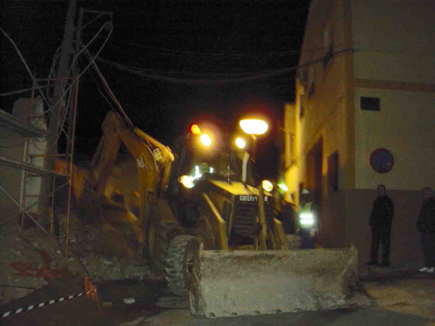 Una m�quina se hunde en el s�tano de  una vivienda