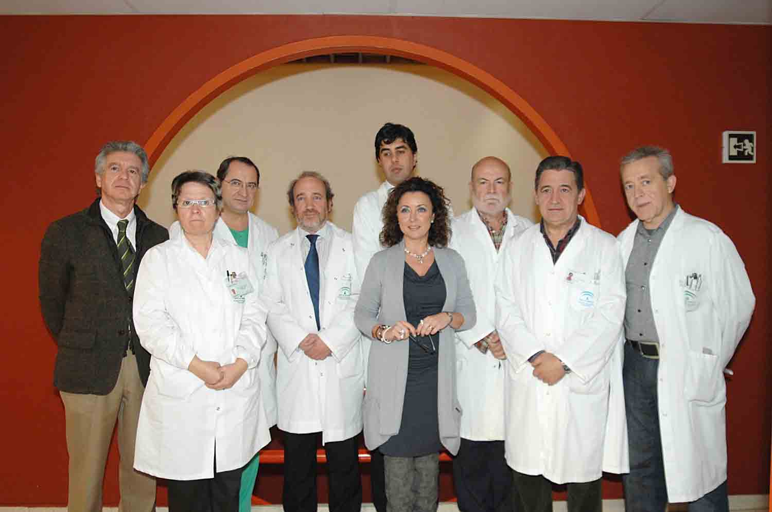 La delegada de Salud con profesionales del Hospital Reina Sof�a