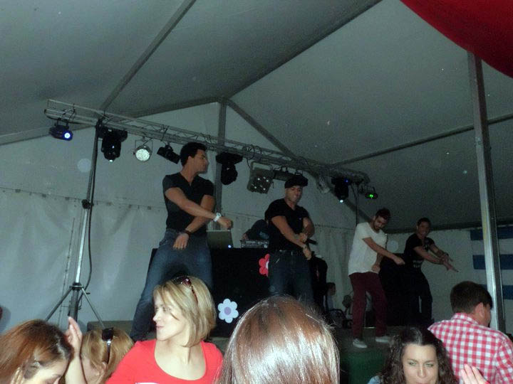 Actuaci�n en la carpa de la fiesta de primavera