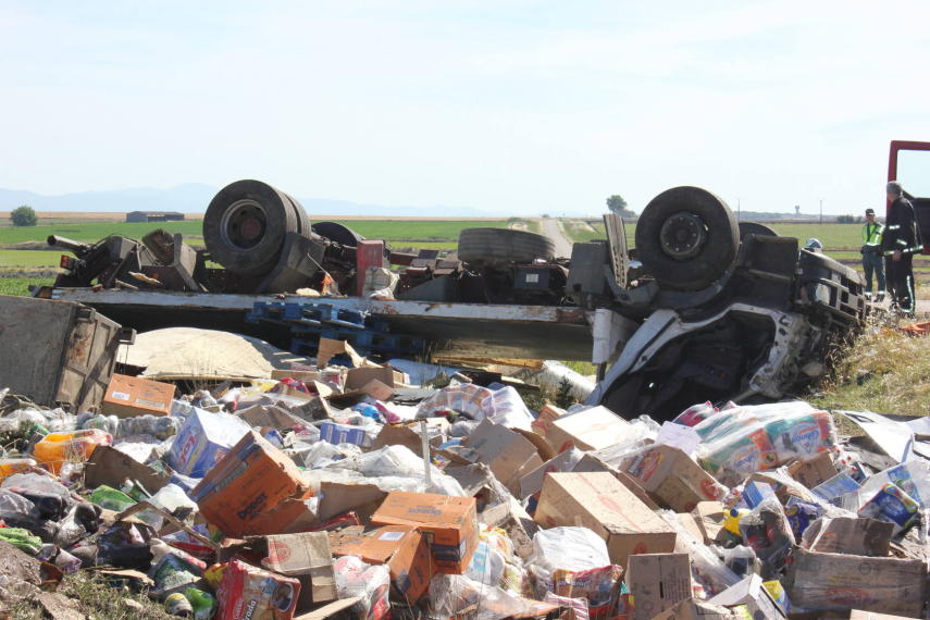 El vehculo se sali de la va y volc por causas que an se desconocen. / CARLOS PINO