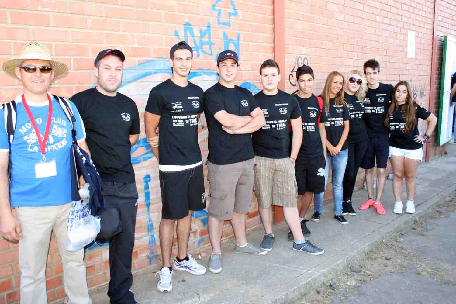 Grupo de voluntarios en el mundial de Trial