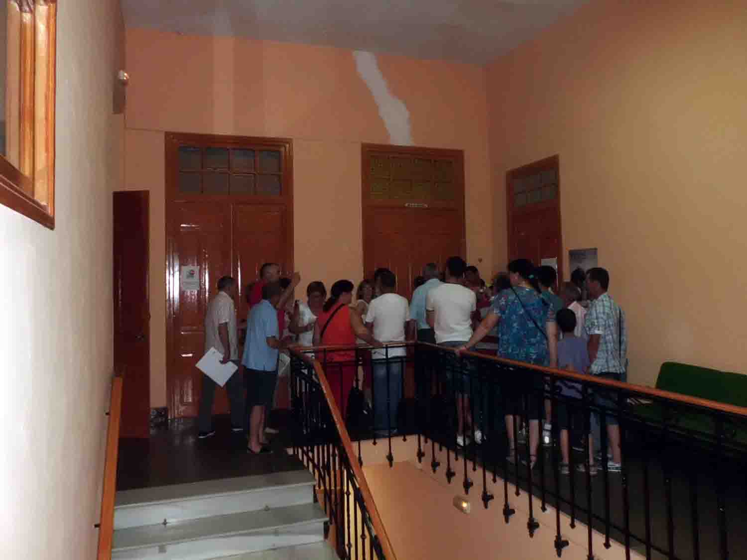 Grupo de ciudadanos que pretend�an acceder al pleno