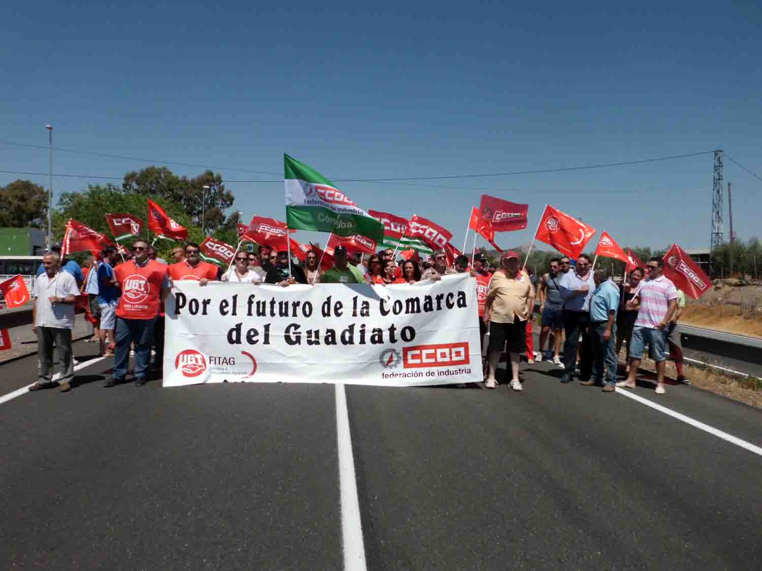 Unas doscientas persona cortan la N-432