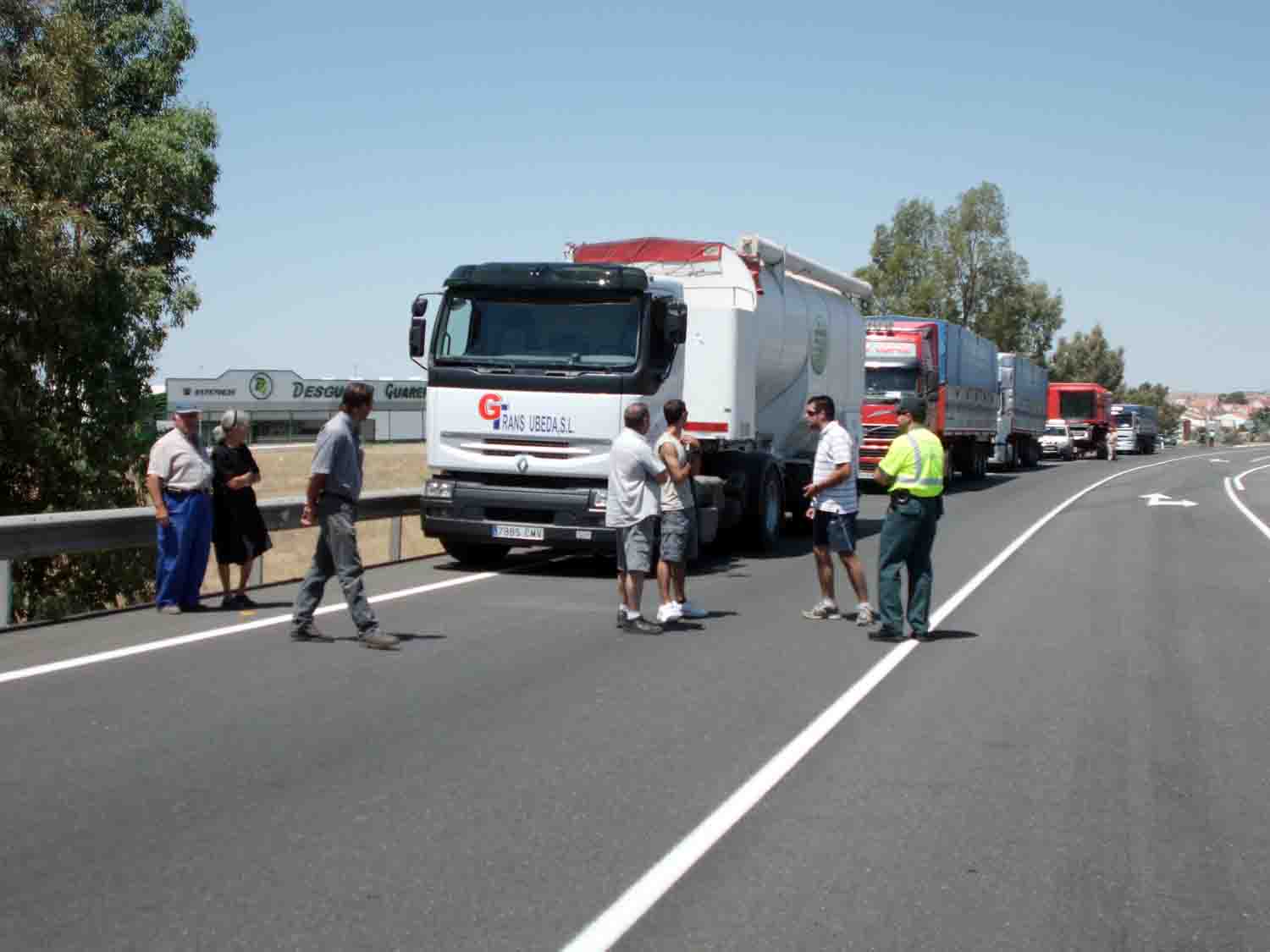 Unas doscientas persona cortan la N-432