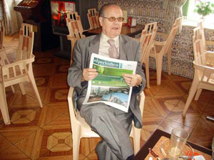D. Alfredo con nuestro periodico en el Rte. Pacheco