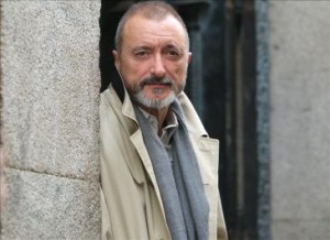 El escritor Arturo P�rez-Reverte