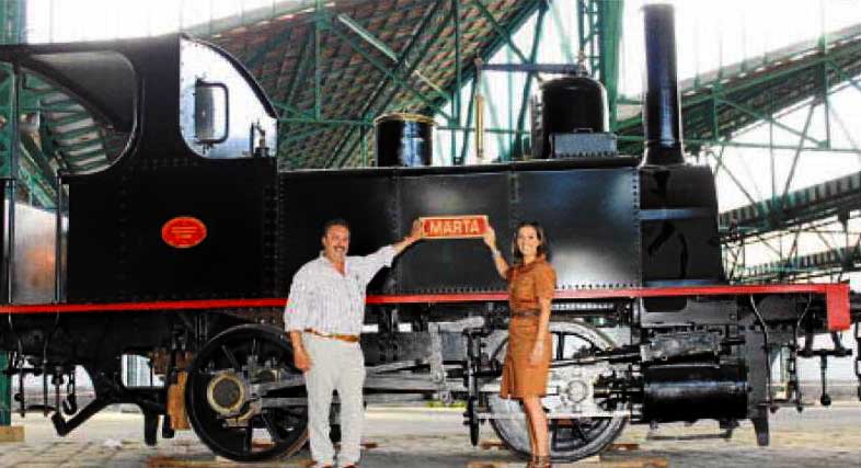 Mar�a Gil y Alonso Lorenzo ante la locomotora