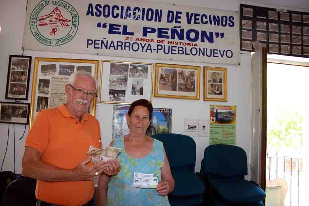 Maruja entgrega el premio al afortunado