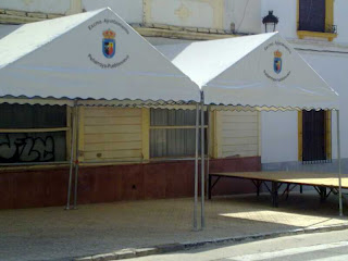 Carpas y escenario instalado en la farola