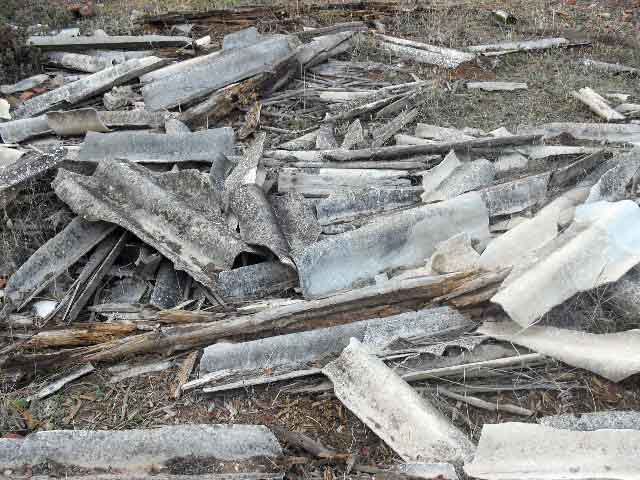 Basuras junto al albergue en Alcornocal