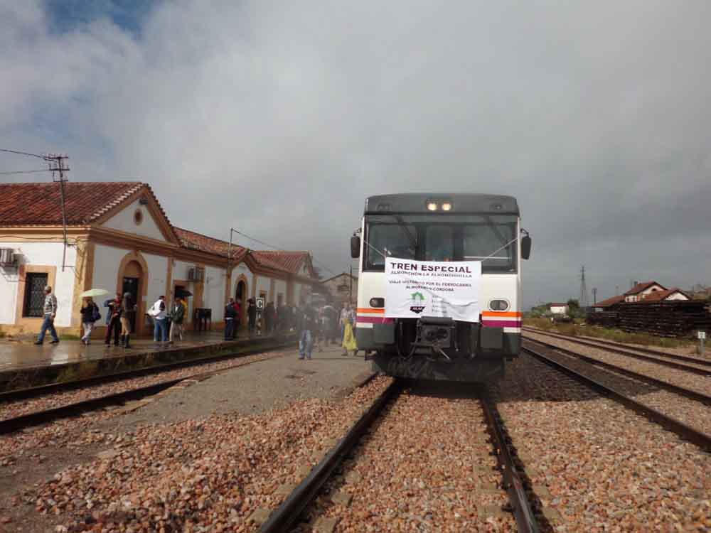 Un tren de pasajeros por el Valle del Guadiato