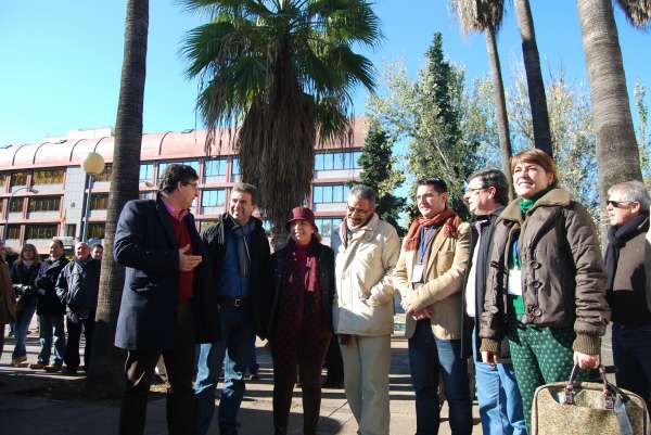Valderas, Corts y Centella visitan la acampada 