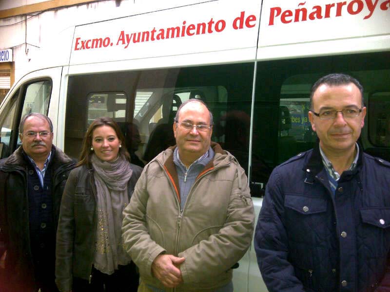 Mar�a Gil entrega un veh�culo adaptado