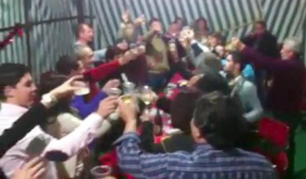 Momento del brindis de Nochebuena en la carpa