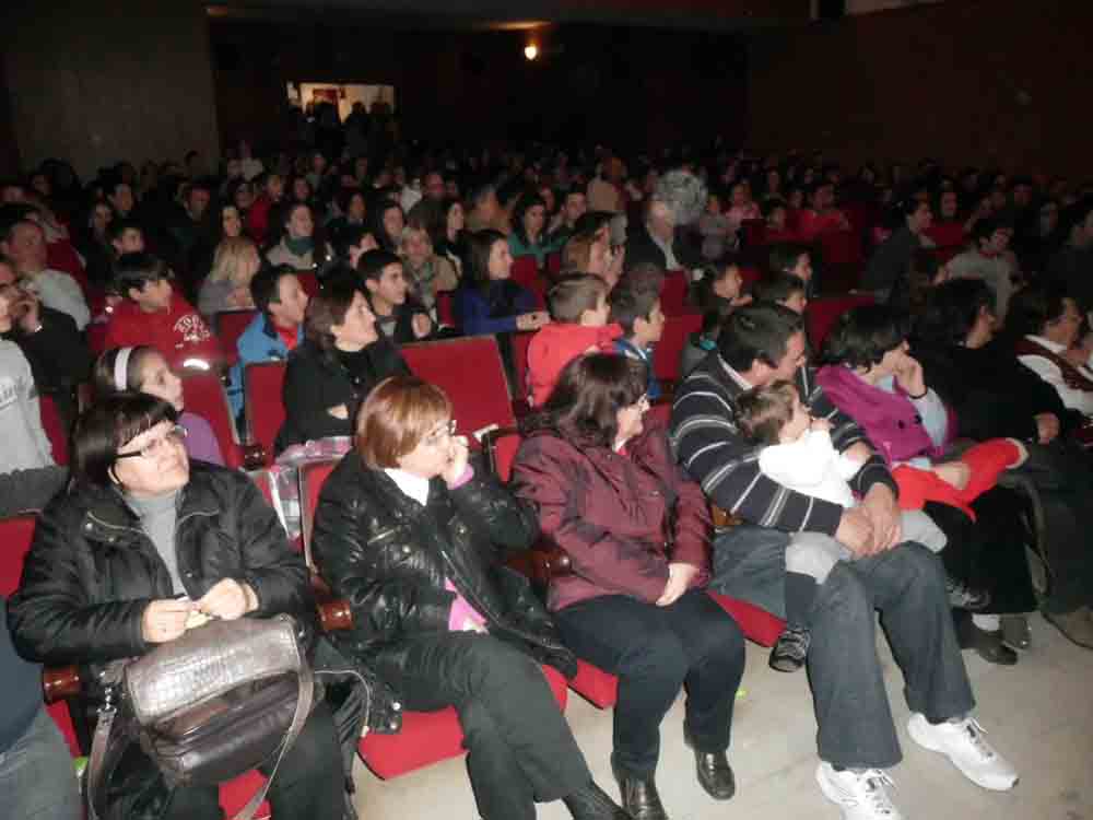 El publico abarrotó el teatro