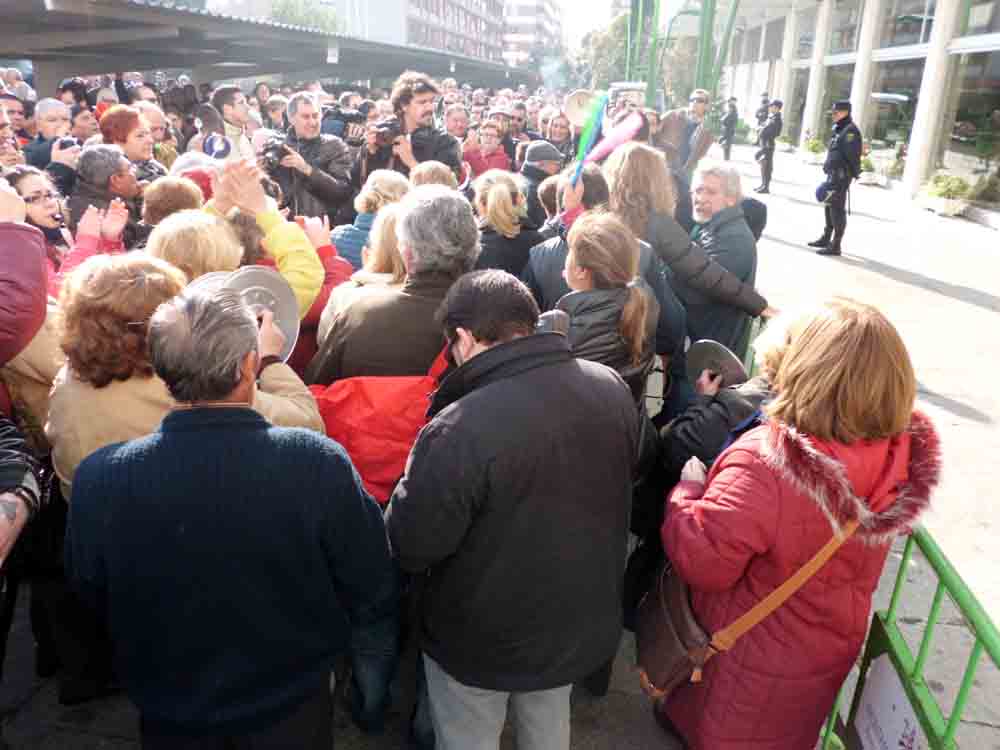Cacerolada  belmezana en la Subdelegacin del Gobierno