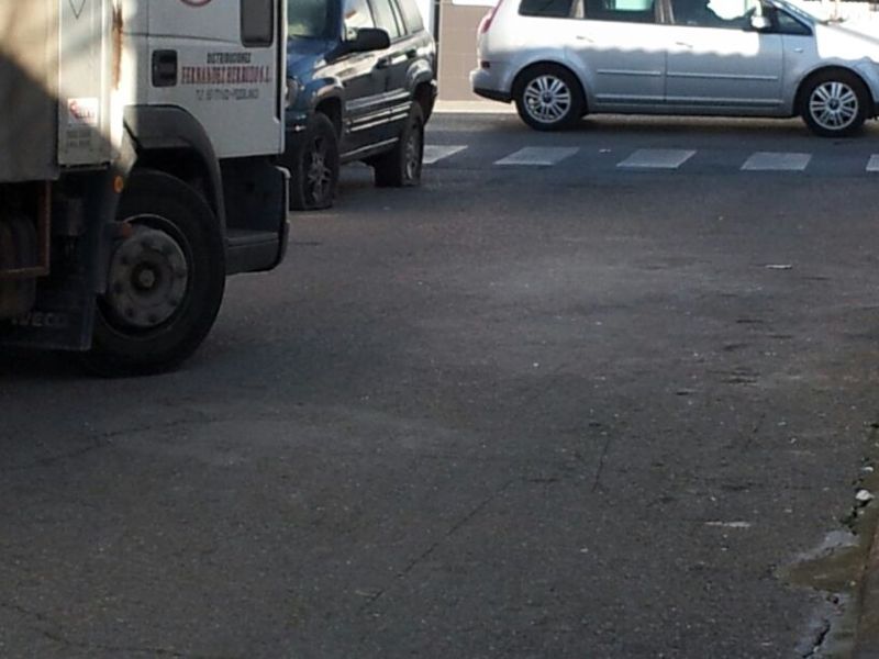 Ruedas rajadas en la calle San Miguel