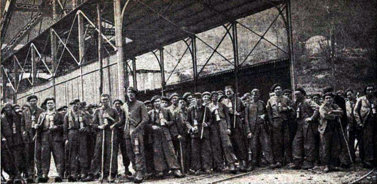 Prisioneros Pozo Fond�n, al salir de la Bocamina