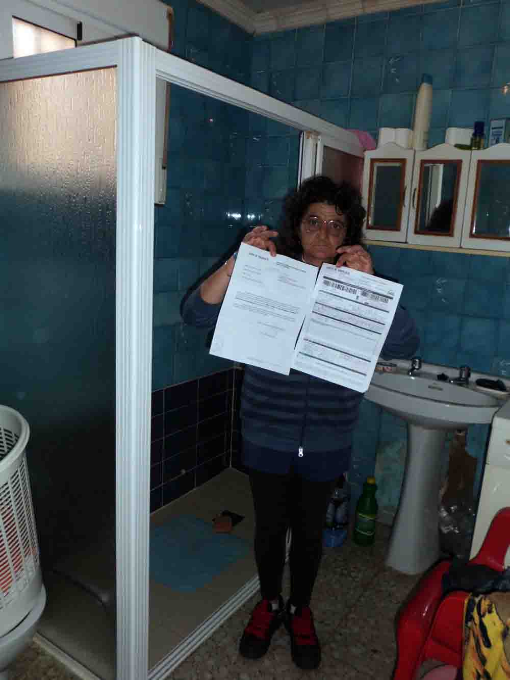 Francisca junto al plato de ducha que le reclaman 
