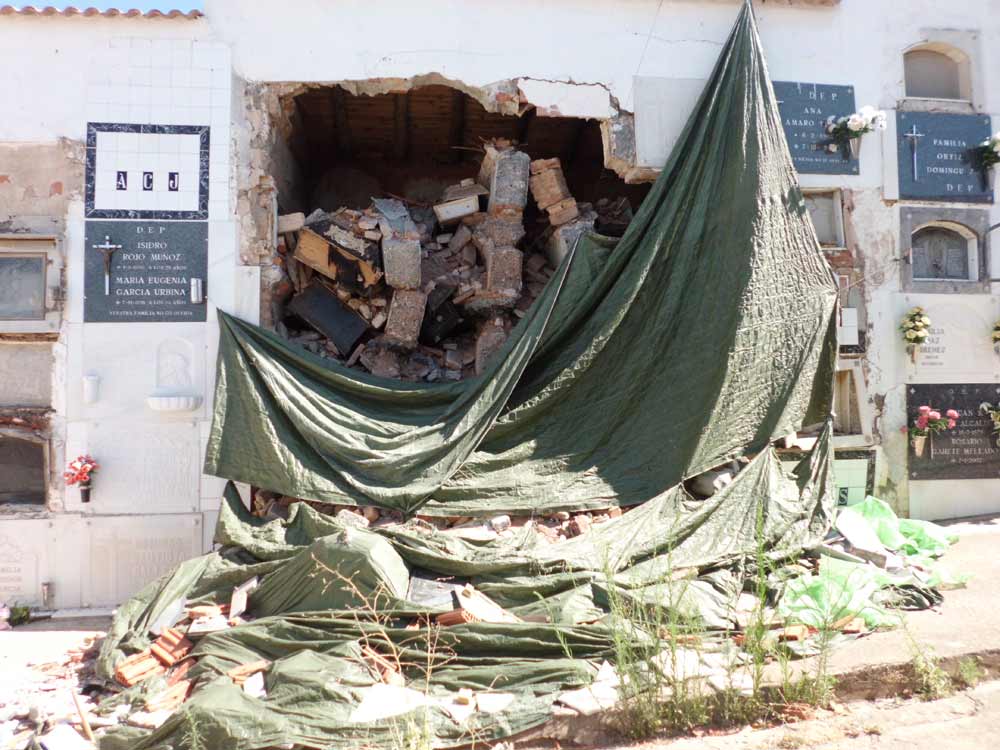 Nichos derrumbados hace unos meses