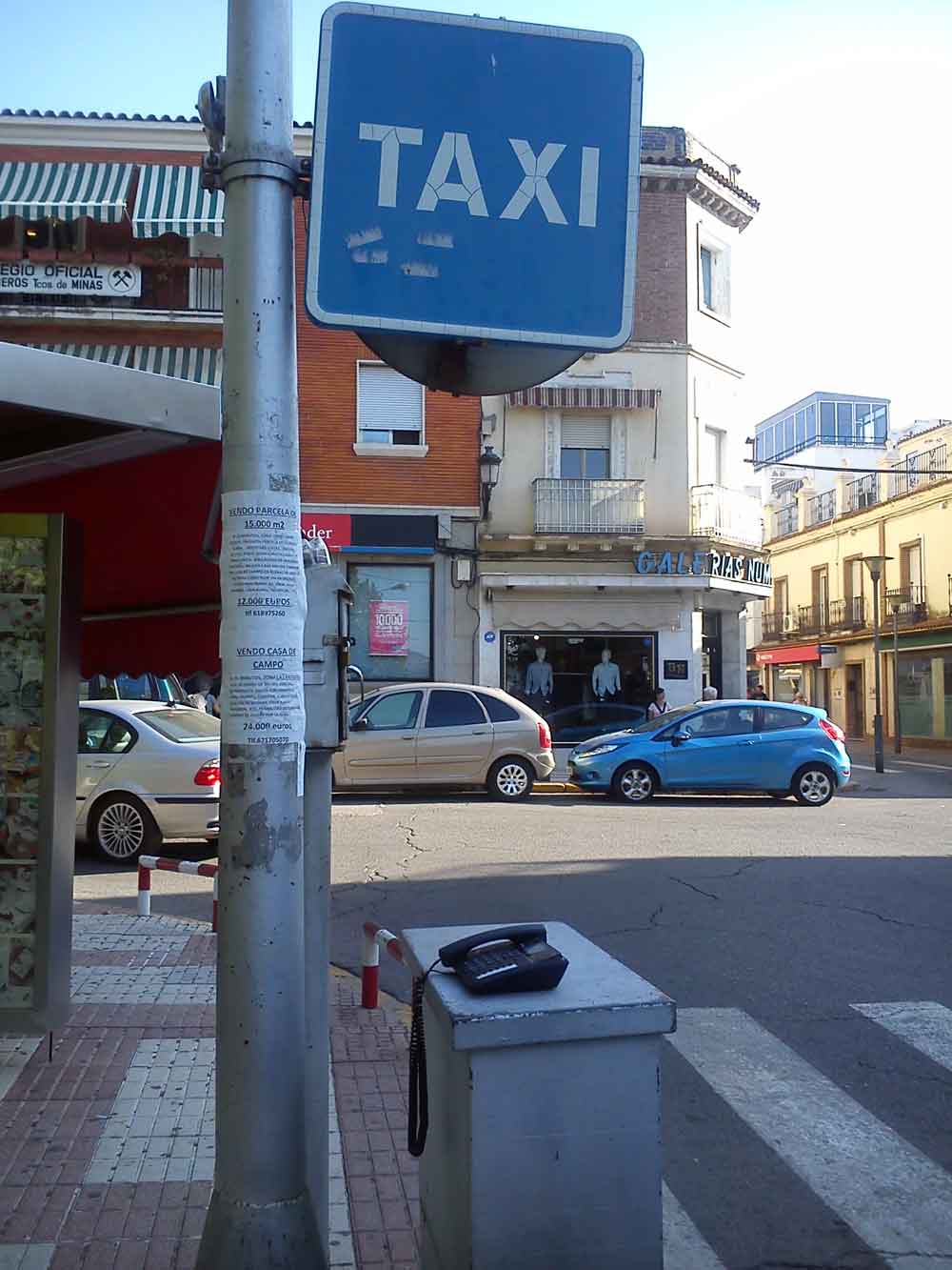  Los taxistas tienen que sacar y guardar el tel�fono todos los d�as