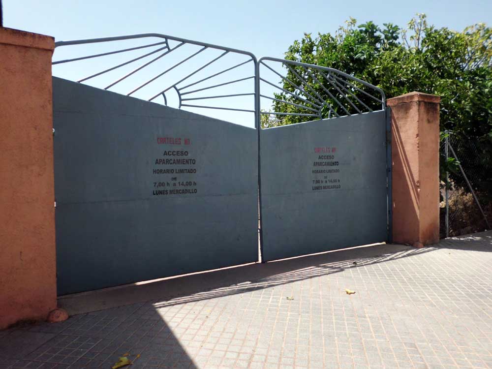 La  puerta del Cerco indica el horario de aparcamiento 