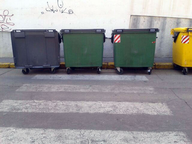Los contenedores de basura impiden el tr�nsito