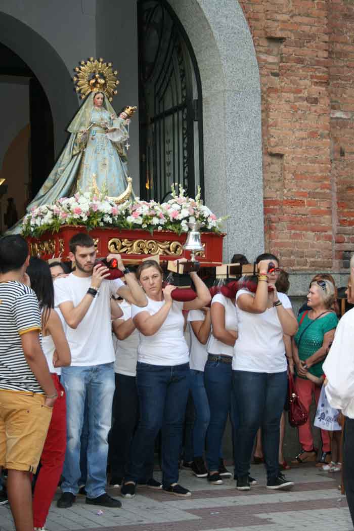 La Virgen del Rosario deja la Parroquia Santa B�rbara