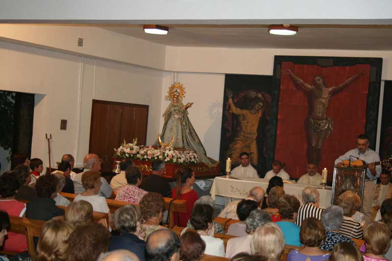 La Virgen del Rosario deja la Parroquia Santa B�rbara