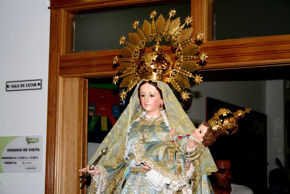La Virgen del Rosario deja la Parroquia Santa B�rbara