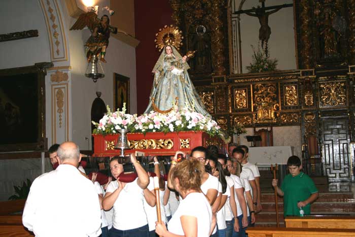 La Virgen del Rosario deja la Parroquia Santa B�rbara