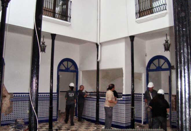 Alumnos realizando trabajos en las instalaciones del hostal