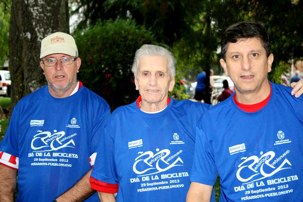 Juan Mu�oz, con sus hijos el d�a de la bicicleta