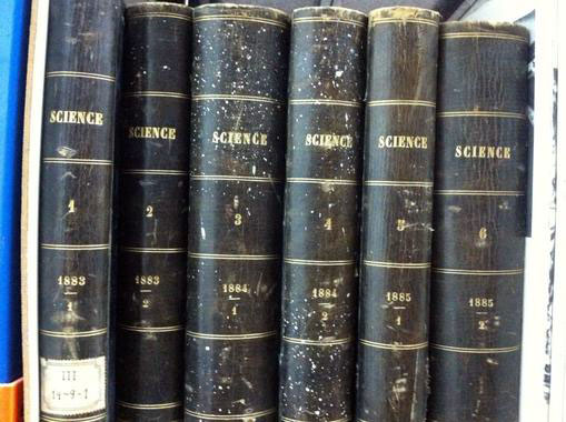 Antiguos vol�menes de Science en las estanter�as 