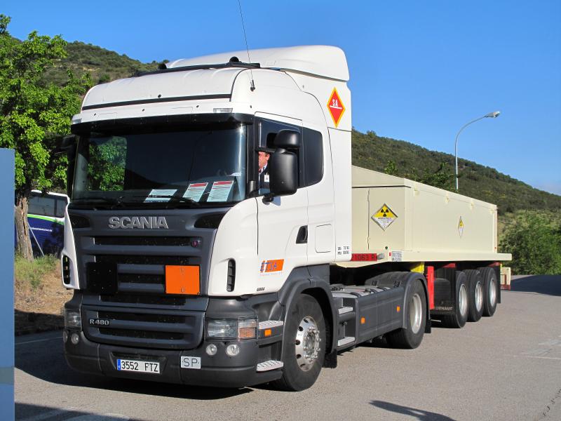 Un camin con residuos radiactivos accede al almacn del Cabril