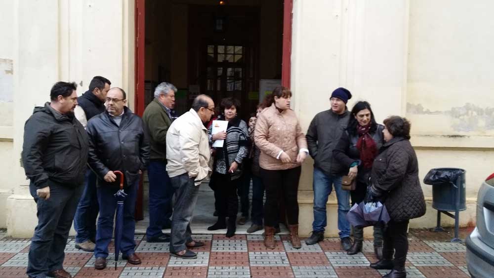 Sindicatos y trabajadores despu�s de la reuni�n