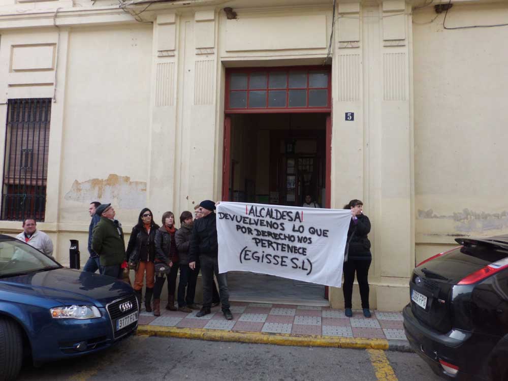 Trabajadores de Egisse se manifiestan pidiendo la readmisi�n