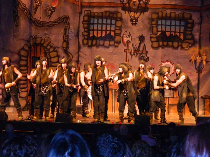 Actuaci�n de la comparsa los Verdugos