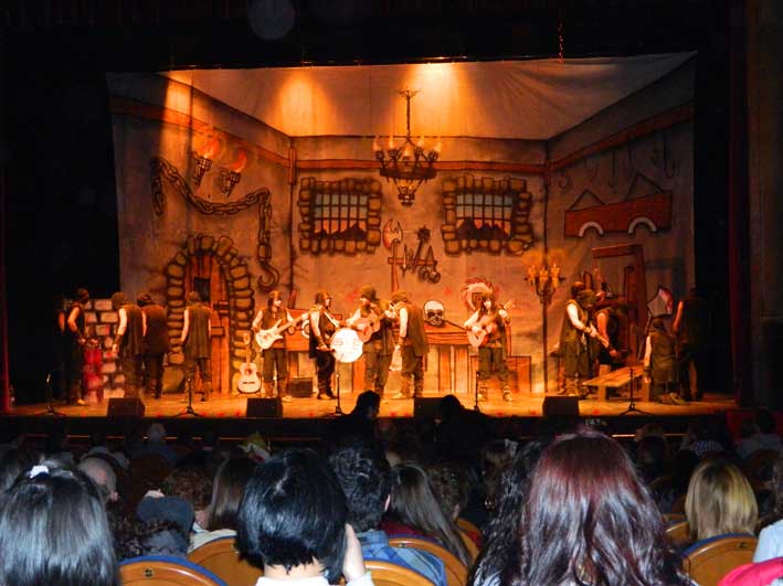 Actuaci�n de la comparsa los Verdugos