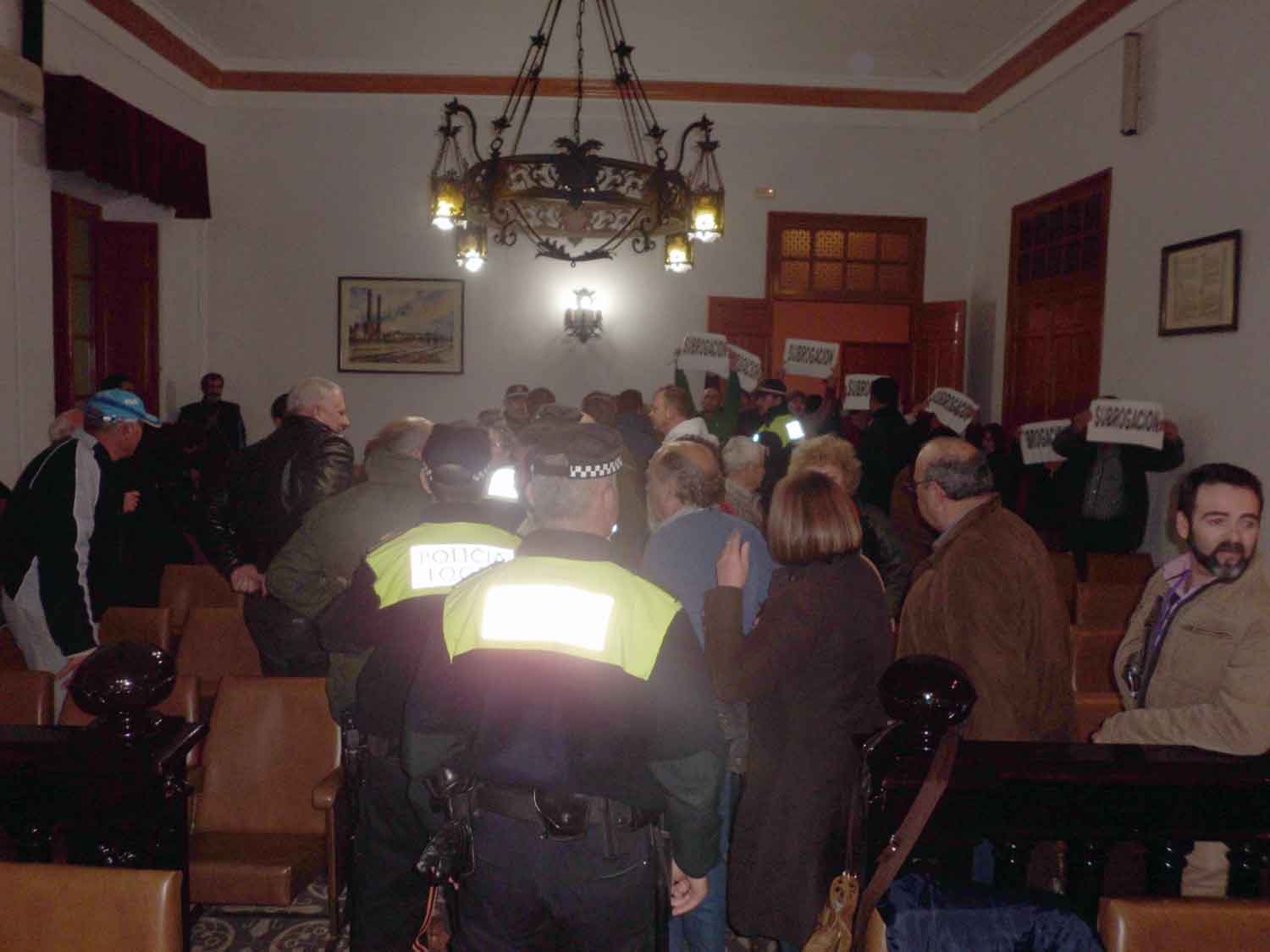 Momento del desalojo del sal�n de plenos