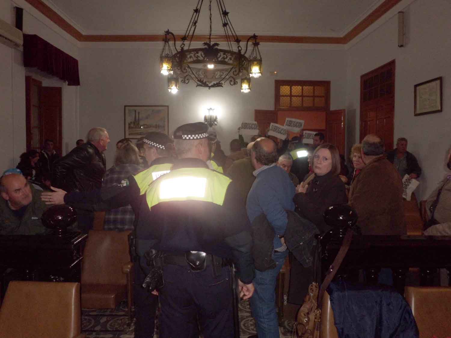 Momento del desalojo del sal�n de plenos