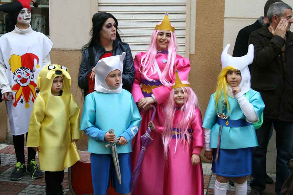 Pasacalles de carnaval en Pe�arroya Pueblonuevo