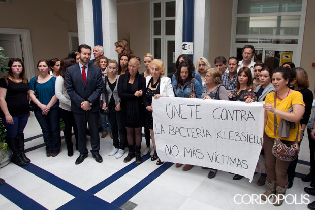 Protesta de familiares de pacientes fallecidos con la klebsiella.