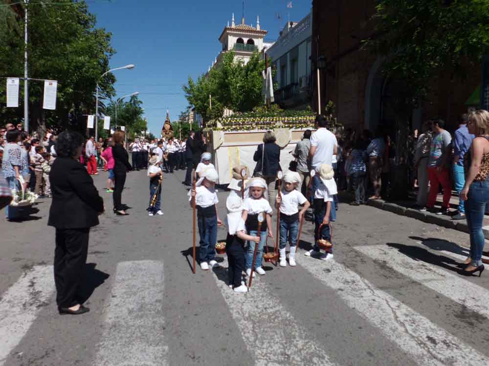 La  Cruz Chiquita sale  en pocesi�n