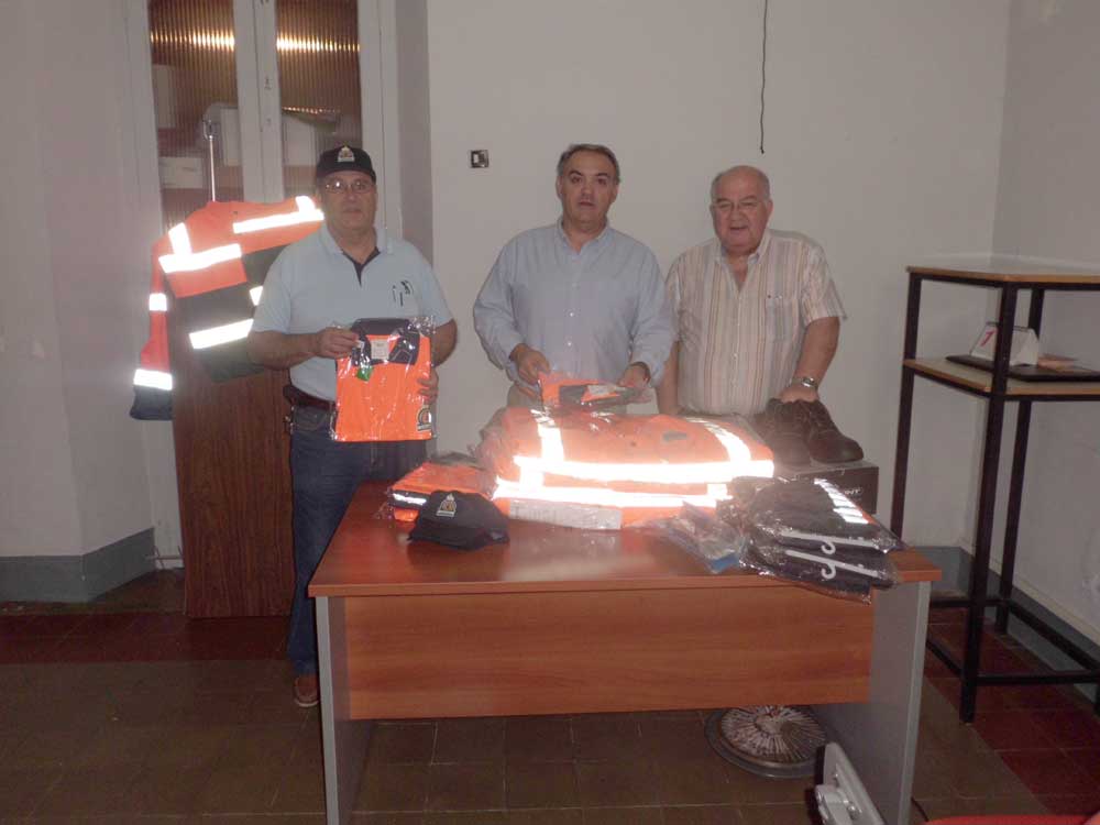 18 uniformes completos a Protecci�n Civil
